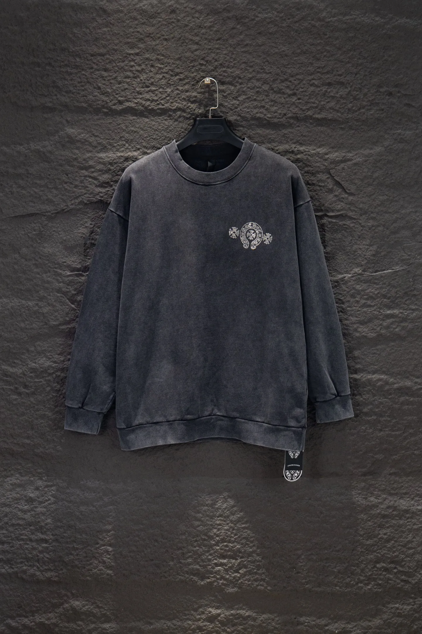 P270 🆕Chrome hearts new hot-drilled and stir-fried color sweatshirt. The os version is really charming. The Chrome family is also really unique. Every new season's new version is to the extreme. It is very practical and can be worn casually. Nice✔️ - ⚠️100% cotton. Made of custom-dyed terry cotton sweatshirt surface, 420g double-ply double yarn, comfortable to the touch. Made from imported knitting needle carded cotton, the thickness is moderate, drapey and contoured, making the upper body comfortable! ! It is very tolerant to fat body types and can instantly lose five pounds after wearing it!  Specially ordered many Austrian hot diamonds, which have the bling bling effect of natural crystals under the light, and multi-faceted reflective points, the production cost is extremely high. The laser molding includes a computer engraving machine and a laser machine, which are accurate in particle units. Finally, it is hot and set at high temperature. After hot stamping, the firmness needs to be tested repeatedly on the hot stamping. It can appear colorful and reflective under the light. The body is treated with anti-bottom fried color elements, which greatly increases the interest of the clothing; unique visual effects.  Hem Loose closing Double-layer fabric Good closing effect Exquisite seaming Color: Washed black Reverse stir-fried gray Size: S-M-L-XL